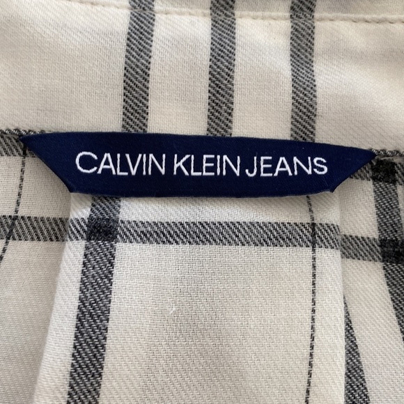Calvin Klein Jeans ivory gray plaid blouse. Long sleeves V-neck collar. Small
C - Picture 7 of 10